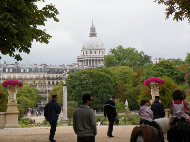  le dôme du panthéon, émergeant du Luxembourg